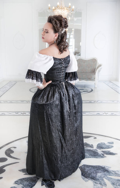 Piękna kobieta średniowiecznych w czarno-białej sukni - Zdjęcie, obraz