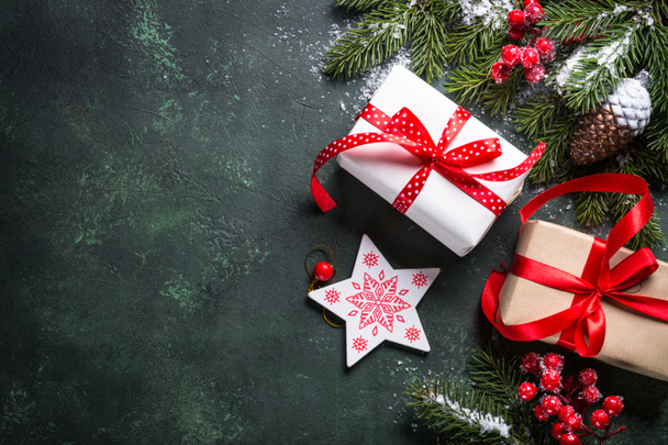 Coffret cadeau de Noël, sapin et décorations sur table en pierre verte
 - Photo, image