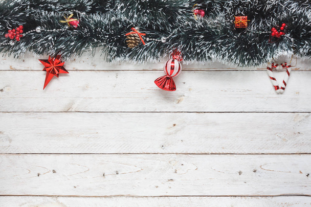 Вид зверху повітряне зображення різдвяної прикраси та прикраси фону концепції. П'ять дерев та основні елементи декору на вершині сучасного білого дерева. Простір копіювання для творчого дизайну красивого написання
. - Фото, зображення
