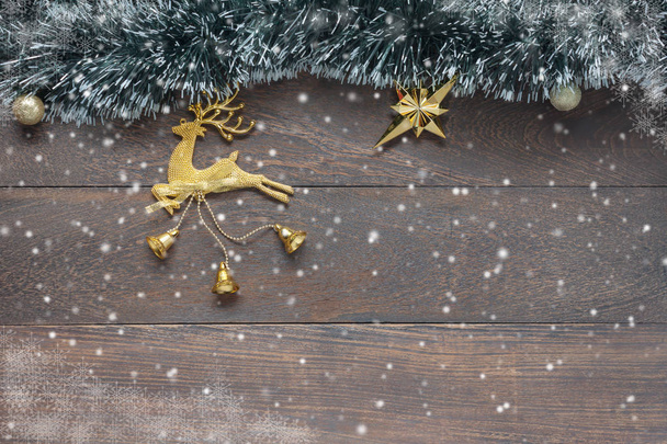 Παραπάνω άποψη εικόνα του όμορφο χρυσό τάρανδος διακόσμηση χαρούμενα Χριστούγεννα & Happy νέο έτος έννοια υποβάθρου. Αξεσουάρ αντικείμενο στο vintage ξύλινα grunge στο σπίτι γραφείο desk.free χώρο για κείμενο & γραμματοσειράς. - Φωτογραφία, εικόνα
