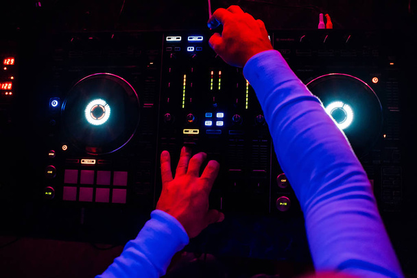 DJ воспроизводит музыку на профессиональном миксере музыки на вечеринке вид сверху
 - Фото, изображение