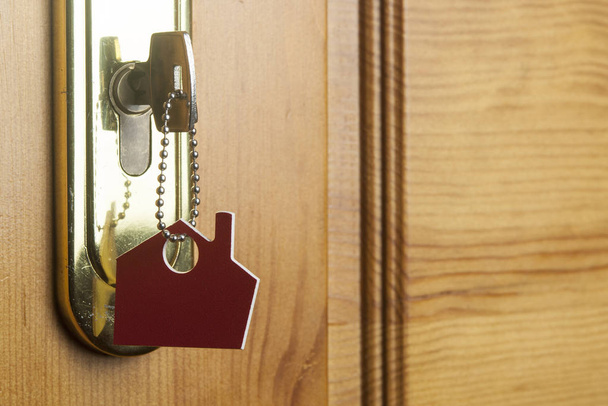 Una llave en una cerradura con icono de la casa en ella - Foto, imagen