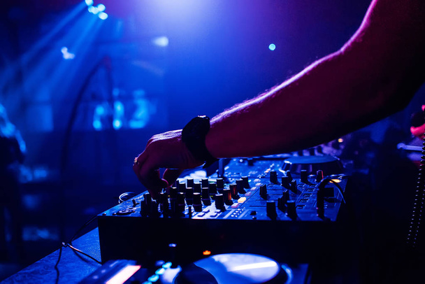 DJ no clube noturno gerencia e mistura música no mixer
 - Foto, Imagem