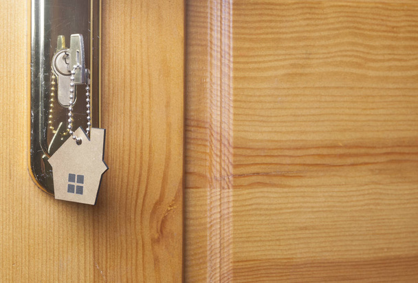 Una llave en una cerradura con icono de la casa en ella - Foto, imagen