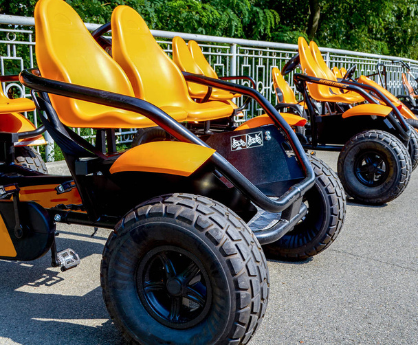 Bicicletas quad ATV estacionadas en un parque
 - Foto, imagen