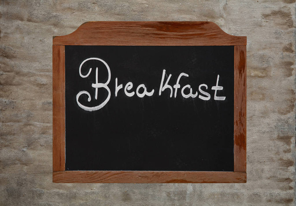 Крейдяний сніданок на старовинній дошці на стіні
 - Фото, зображення