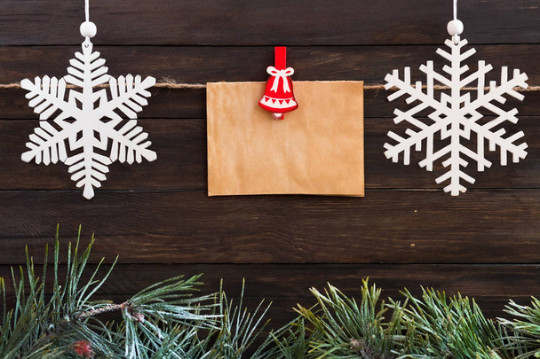 Kerstboom speelgoed op een houten achtergrond. Onder de tekst plaatsen. - Foto, afbeelding