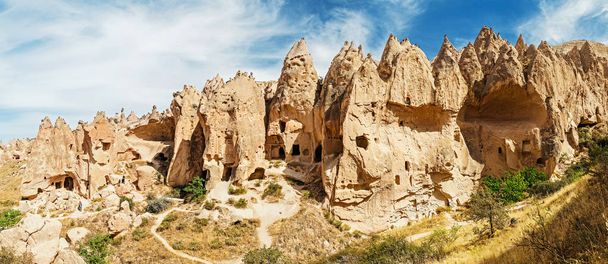 Σπήλαιο πόλης και βραχώδεις σχηματισμοί στην κοιλάδα Ζέλβε, Καππαδοκία, Τουρκία - Φωτογραφία, εικόνα