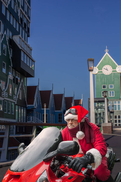 Noel Baba kırmızı bir ağır motosiklet Hollanda centrum içinde - Fotoğraf, Görsel