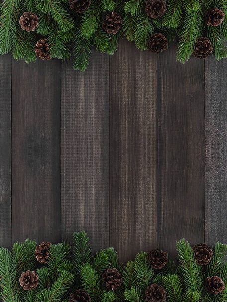 Karácsonyi fenyő fa ágai és a sötét rusztikus, fából készült főleg CIG fenyő - Fotó, kép