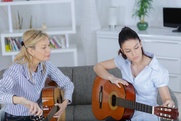 gitaar lessen meisje gitaar spelen - Foto, afbeelding