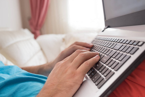 Ману руки на клавиатуре ноутбука дома. Человек просматривает информацию в интернете. Внештатный блог, он поддерживает концепцию
. - Фото, изображение