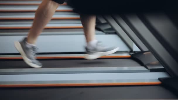 Man run on treadmill - Πλάνα, βίντεο