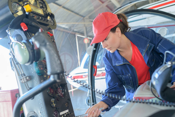 Mécanicien examinant sous le capot de la voiture au garage de réparation
 - Photo, image