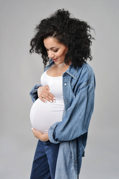 Pregnant woman portrait - Foto, imagen