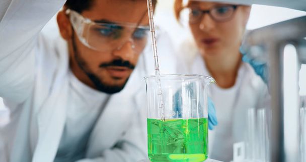  students of chemistry working in laboratory - Foto, Bild