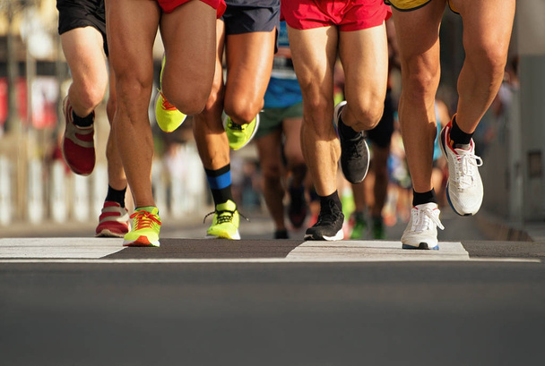Maratoneti che corrono sulla strada della città
 - Foto, immagini