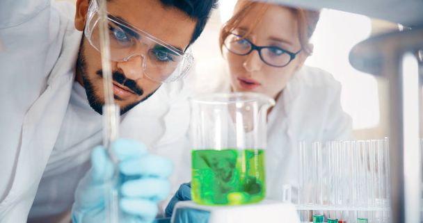  students of chemistry working in laboratory - Foto, afbeelding
