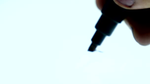 mannenhand met marker schrijft op het bord close-up. witte achtergrond - Video