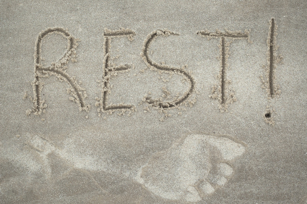 inscriptie "rustte hier" op de zand - Foto, afbeelding
