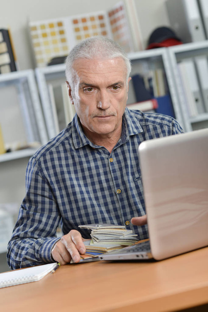 Senior office worker at his desk - Foto, Bild