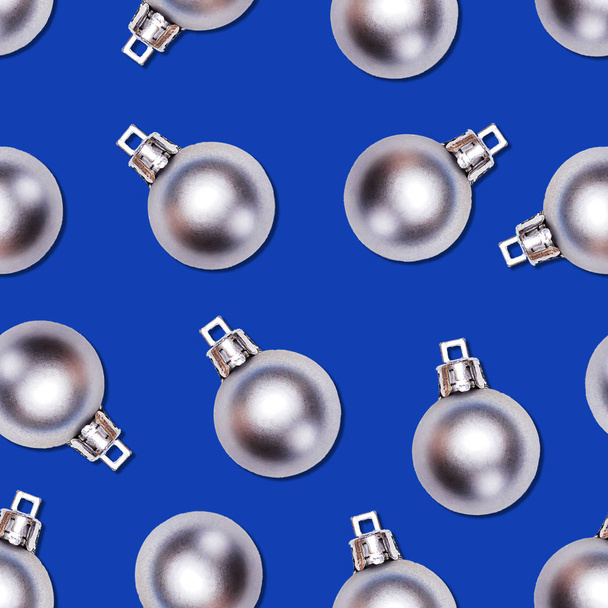 Seamless texture of silver Christmas balls on blue background - Photo, image