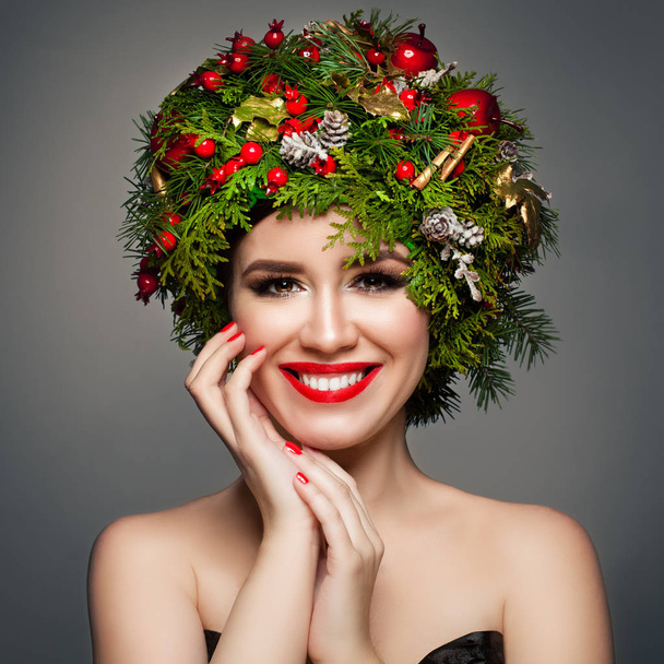 Vánoční žena s vánoční věnec, make-up a pěstěné ruce. - Fotografie, Obrázek