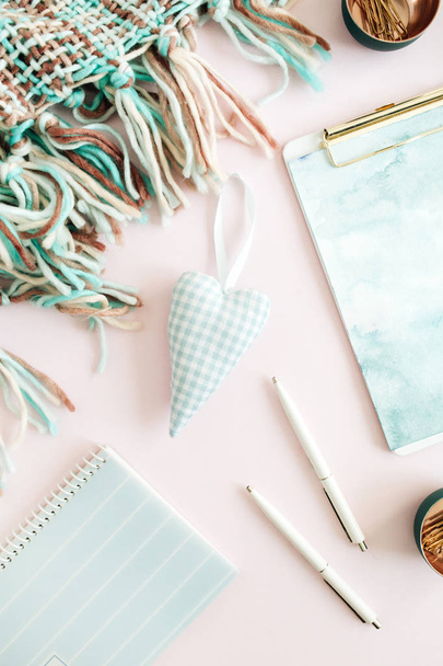 Vrouwelijke werkruimte met Klembord, agenda, briefpapier op bleke roze achtergrond. Bovenaanzicht vrouwelijke concept. - Foto, afbeelding