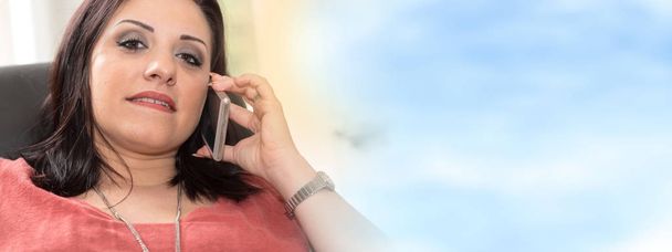 Красива молода жінка розмовляє по мобільному телефону вдома
 - Фото, зображення
