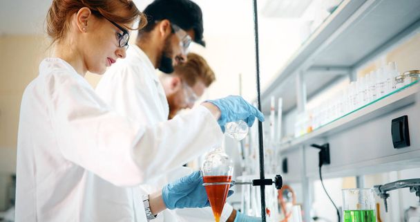 Kimya laboratuarında çalışan genç öğrenciler - Fotoğraf, Görsel