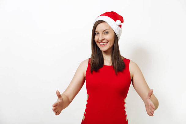 Bella donna felice caucasica indossa vestito rosso e cappello di Natale
 - Foto, immagini