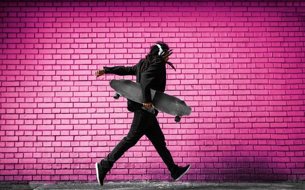 man met skateboard uitgevoerd op straat - Foto, afbeelding