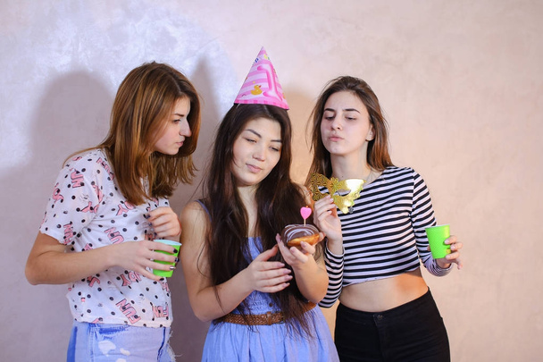 Милые дружелюбные девушки празднуют день рождения своих подруг
 - Фото, изображение