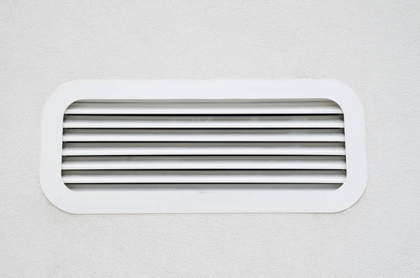 Új fehér légkondicionáló nyílás Vértes - Fotó, kép