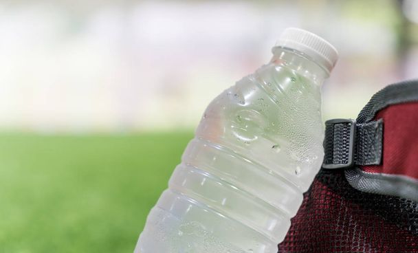 Fría botella de agua en bolsa de deporte para el concepto de deporte
 - Foto, Imagen