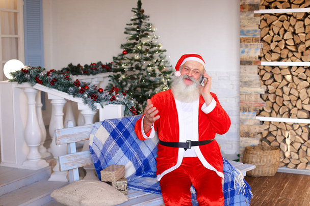 Hilarious Father Christmas calling parents by phone. - Photo, Image