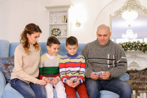 Κεφαλή της οικογένειας, ο πατέρας και σύζυγος διανέμει οικογενειακού προϋπολογισμού στοίχημα - Φωτογραφία, εικόνα