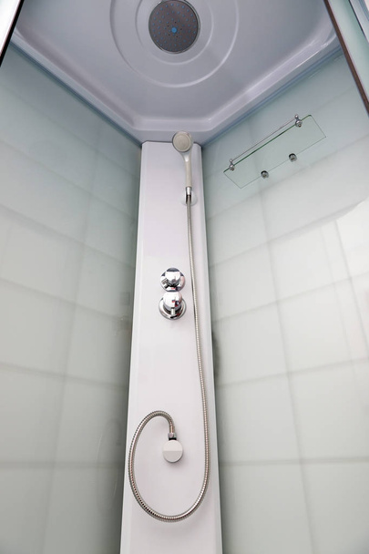 Un fragmento de duchas modernas con plomería
 - Foto, imagen