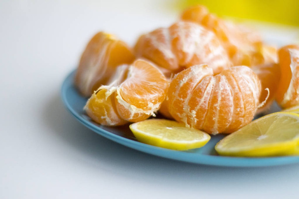 Голубая тарелка с лимоном и мандарином
 - Фото, изображение