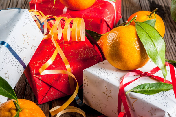 Tangerines and Christmas decorations - Foto, Imagem
