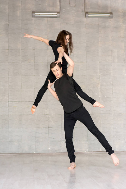 junges Paar übt akrobatische Balance. - Foto, Bild