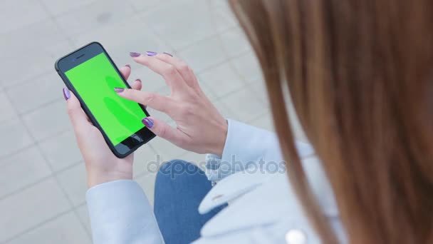 eine Dame mit einem Telefon mit grünem Bildschirm - Filmmaterial, Video