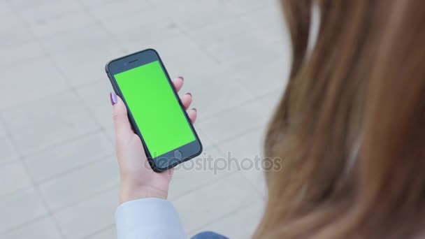 eine Dame mit einem Telefon mit grünem Bildschirm - Filmmaterial, Video