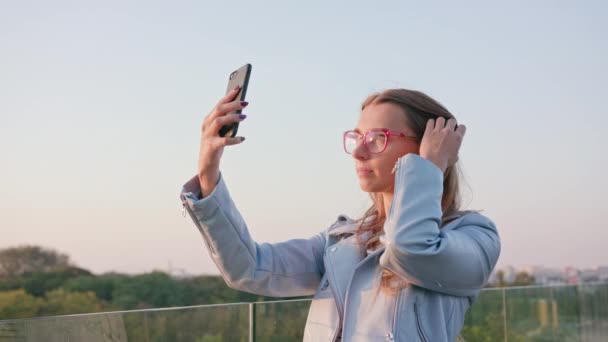 Молодий леді беручи Selfie на вулиці - Кадри, відео