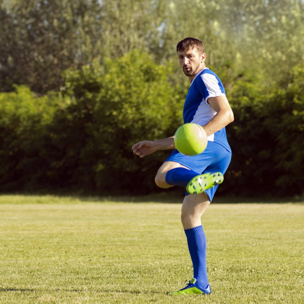 practicing soccer player - Foto, immagini