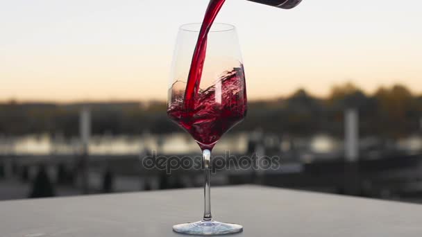 Красное вино наливается в бокал вина на открытом воздухе в замедленной съемке, бар и ресторан, алкогольные напитки, еда в замедленной съемке, 240 кадров в секунду
 - Кадры, видео