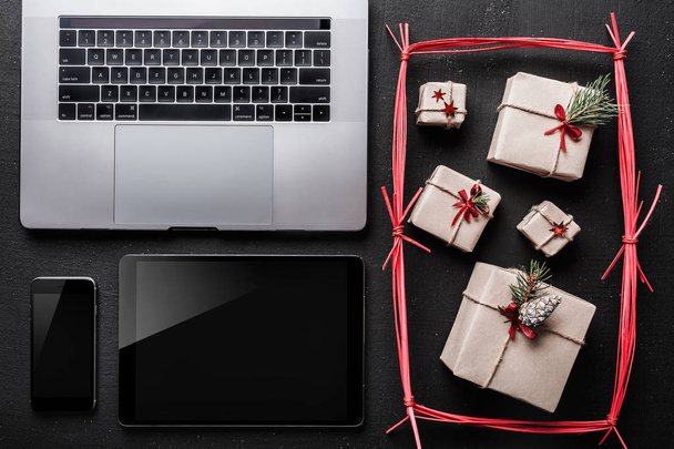 Різдвяні листівки, технології та подарунки для ентузіастів технологій, місце для iPad для повідомлень для близьких людей
. - Фото, зображення
