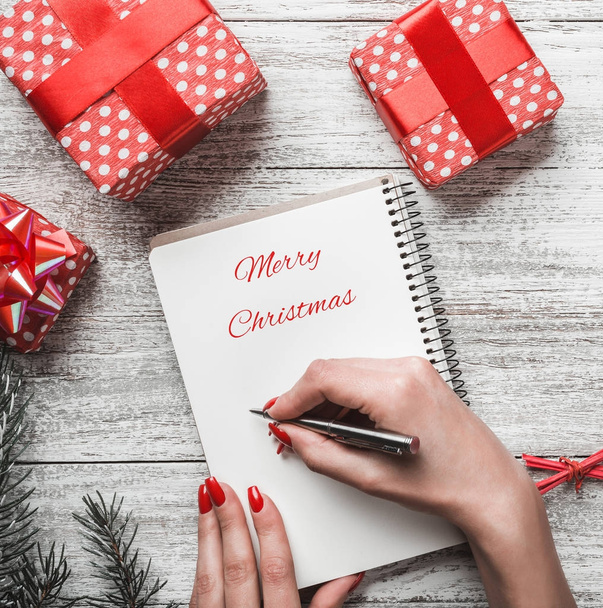 Winterkomposition für Weihnachten und Neujahr, Urlaub mit modernen Geschenken, Hintergrundbrief für den Weihnachtsmann - Foto, Bild