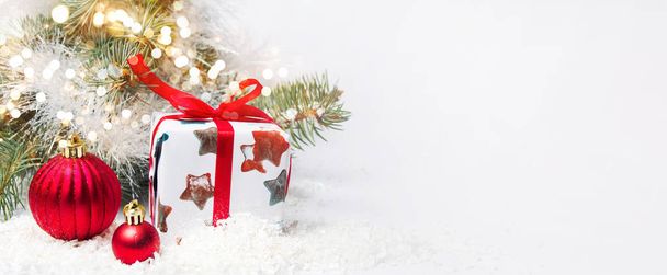Caixa de presente com decorações de Natal e neve
 - Foto, Imagem