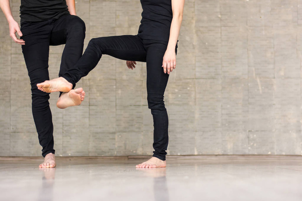 Dos bailarines tocando con las piernas
. - Foto, imagen